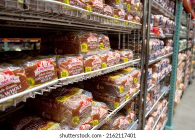 Los Angeles, California, United States - 03-01-2022: A View Looking Down The Bread Aisle, Featuring The Brand Oroweat, Seen At A Local Big Box Grocery Store.