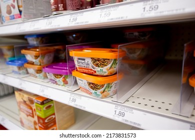 Los Angeles, California, United States - 05-20-2022: A View Of Several Containers Of Purina Beneful Prepared Meals, On Display At A Local Grocery Store.