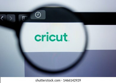 Los Angeles, California, USA - 29 Jule 2019: Illustrative Editorial of CRICUT.COM website homepage. CRICUT. logo visible on display screen.