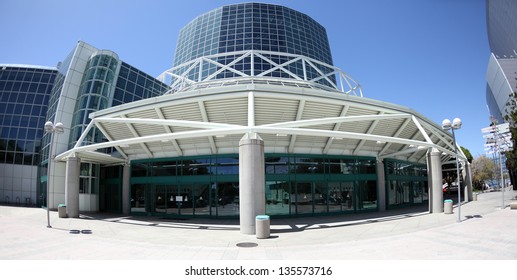 LOS ANGELES, CALIFORNIA, USA - APRIL 16 : The Convention Center In Downtown Los Angeles On April 16, 2013.  The Annex Designed By Architect James Ingo Freed Makes The Total Space 720,000 Sq Ft