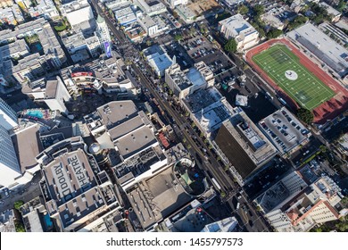 Los Ángeles, California, Estados Unidos - 6 de agosto de 2016:  Vista aérea de la tarde del famoso Hollywood Blvd cerca de Highland Av en Hollywood, California.