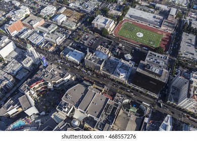 Los Ángeles, California, Estados Unidos - 6 de agosto de 2016:  Vista aérea de la tarde de Hollywood Blvd y Highland Av en Hollywood, California.  