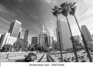 ロサンゼルスの中心街 夕日のラッシュアワー 白黒 の写真素材 今すぐ編集