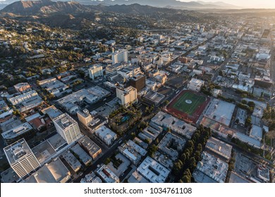 Los Ángeles, California, Estados Unidos - 20 de febrero de 2018:  Vista aérea matutina hacia Hollywood Bl cerca de Highland Av en el sur de California.