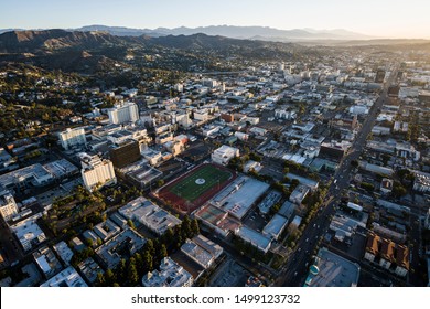 Los Ángeles, California, Estados Unidos - 20 de febrero de 2018:  Vista aérea por la mañana de Sunset Blvd cerca de Highland Av en el sur de California.