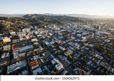 Los Ángeles, California, Estados Unidos - 20 de febrero de 2018:  Vista aérea matutina de las calles, casas, escuelas y edificios de Hollywood en el extenso sur de California.