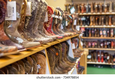 Bilder Stockfoton Och Vektorer Med Cowboy Boot Store Shutterstock