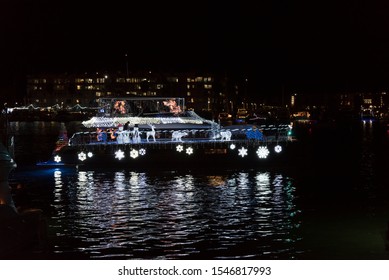 LOS ANGELES, CA/USA - DECEMBER 7, 1018: Boat Adorned With Christmas Lights And Decorations In The Marina Del Rey Boat Parade