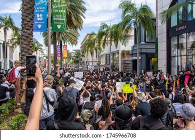 Los Angeles, CA/USA - May 30, 2020: Black Lives Matter Protest In Honor Of George Floyd On Rodeo Drive In Beverly Hills. Peaceful Protesters Gather On Posh Shopping Street. 