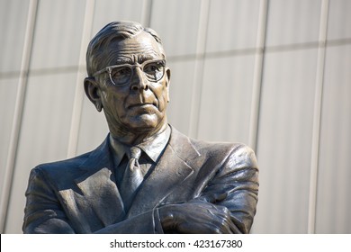 Los Angeles, CA/USA: May 5, 2016: Statue Of UCLA Coach John Wooden On The UCLA Campus.  UCLA Is A Public University Located In The Westwood Area Of Los Angeles.