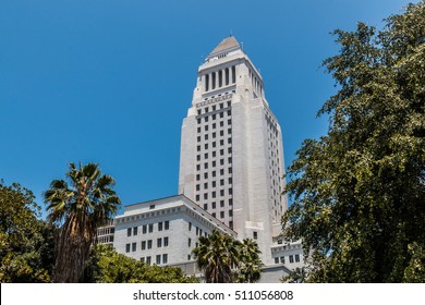 Los Angeles County Courthouse Building With Lush Foliage.