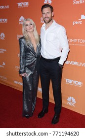 LOS ANGELES - DEC 03:  Julianne Hough And Brooks Laich Arrives To The TrevorLive Los Angeles Gala On December 3, 2017 In Beverly Hills, CA                