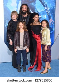 LOS ÁNGELES - DIC. 12:  Coni Momoa, Jason Momoa, Lisa Bonet, Nakoa-Wolf Momoa y Lola Iolani Momoa llegan al estreno de Hollywood 'Aquaman' el 12 de diciembre de 2018 en Hollywood, CA                