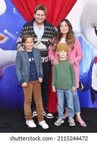 LOS ANGELES - DEC 12: Curtis Stone, Lindsay Price, Emerson Spencer And Hudson Stone Arrives For The ‘Sing 2’ Premiere On December 12, 2021 In Los Angeles, CA