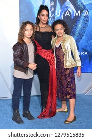LOS ÁNGELES - DIC. 12:  Lisa Bonet, Nakoa-Wolf Momoa y Lola Iolani Momoa llegan al estreno de Hollywood "Aquaman" el 12 de diciembre de 2018 en Hollywood, CA                