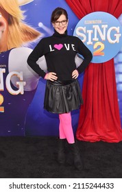 LOS ANGELES - DEC 12: Lisa Loeb Arrives For The ‘Sing 2’ Premiere On December 12, 2021 In Los Angeles, CA