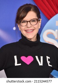 LOS ANGELES - DEC 12: Lisa Loeb Arrives For The ‘Sing 2’ Premiere On December 12, 2021 In Los Angeles, CA