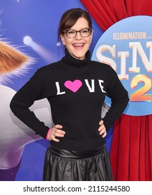 LOS ANGELES - DEC 12: Lisa Loeb Arrives For The ‘Sing 2’ Premiere On December 12, 2021 In Los Angeles, CA