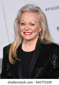 LOS ANGELES - DEC 14:  Jacki Weaver Arrives To The 