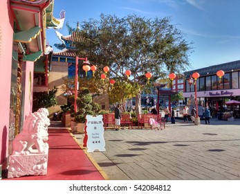 LOS ANGELES, DEC 17TH, 2016: A White Chinese Lion Statue Sits In Front Of The Entrance To The Realm Store In Old Chinatown In Downtown Los Angeles.