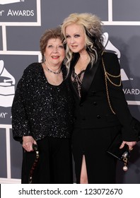 LOS ÁNGELES - 12 DE FEB:  CYNDI LAUPER & MOTHER llega a los Premios Grammy 2012 el 12 de febrero de 2012 en Los Ángeles, CA