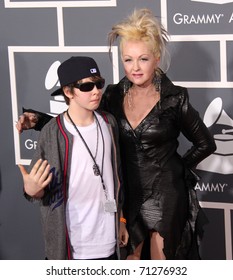 LOS ÁNGELES - 13 DE FEB: Cyndi Lauper & Son llegan a los Grammy Awards 2011 el 13 de febrero de 2011 en Los Ángeles, CA