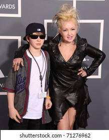 LOS ÁNGELES - 13 DE FEB: Cyndi Lauper y su hijo llegan a los Grammy Awards 2011 el 13 de febrero de 2011 en Los Ángeles, CA