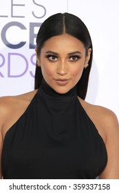 LOS ANGELES - JAN 6:  Shay Mitchell At The Peoples Choice Awards 2016 - Arrivals At The Microsoft Theatre L.A. Live On January 6, 2016 In Los Angeles, CA