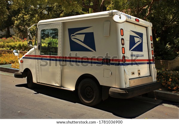 Los Angeles - July 20,\
2020:\
U.S. Postal Service truck isolated on shady residential\
street