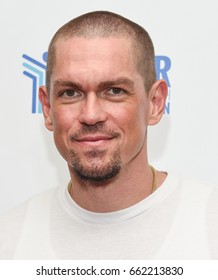 LOS ANGELES - JUN 03:  Steve Howey Arrives For The Ante Up Of Cancer On June 3, 2017 In Beverly Hills, CA