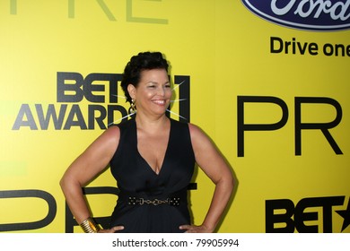 LOS ANGELES - JUN 25:  Debra L. Lee Arriving At The 5th Annual Pre-BET Dinner At Book Bindery On June 25, 2004 In Beverly Hills, CA