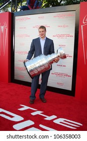 LOS ANGELES - JUN 28:  Dustin Brown Arrives At The 