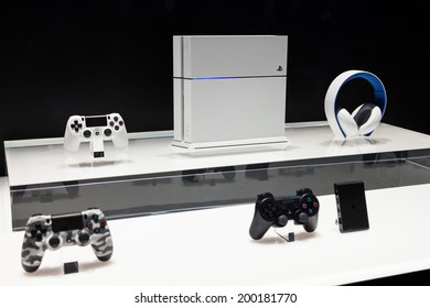 2,087 Playstation 4 White Stock Photos, Images & Photography | Shutterstock