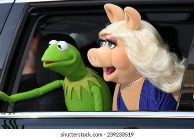 LOS ANGELES - MAR 11:  Kermit The Frog, Miss Piggy At The 