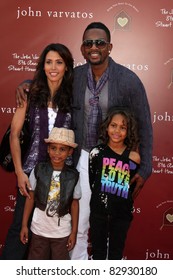 LOS ANGELES - MAR 13:  Bill Bellamy & Family arriving at the John Varvatos 8th Annual Stuart House Benefit on March 13, 2011 in Los Angeles, CA