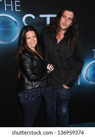 LOS ANGELES - MAR 19:  Holly Marie Combs & Date Arrives To The 