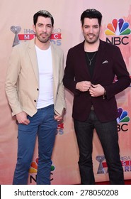 LOS ANGELES - MAR 29:  Drew Scott & Jonathan Scott Arrives To The 2015 IHeartRadio Music Awards  On March 29, 2015 In Hollywood, CA                