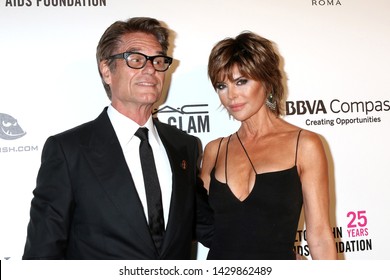 LOS ANGELES - MAR 4: Harry Hamlin, Lisa Rinna at the 2018 Elton John AIDS Foundation Oscar Viewing Party at the West Hollywood Park on March 4, 2018 in West Hollywood, CA