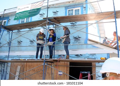 LOS ANGELES - MAR 8:  Kelly Sullivan, Lisa LoCicero, Volunteer At The 5th Annual General Hospital Habitat For Humanity Fan Build Day At Private Location On March 8, 2014 In Lynwood, CA