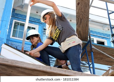 LOS ANGELES - MAR 8:  Kelly Sullivan, Lisa LoCicero at the 5th Annual General Hospital Habitat for Humanity Fan Build Day at Private Location on March 8, 2014 in Lynwood, CA