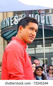 LOS ANGELES - MARCH 15 , 2011: Tabloid Television Host And Actor Mario Lopez Films The Tv Show EXTRA At The Grove Shopping Mall On March 15, 2011 In Los Angeles, CA.