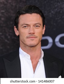 LOS ANGELES - MAY 21:  Luke Evans Arrives To The 