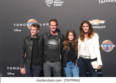 LOS ANGELES - MAY 9:  Presley Gerber, Rande Gerber, Kaia Gerber, Cindy Crawford At The 