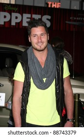 LOS ANGELES - NOV 12:  Valentin Chmerkovskiy Arrives At The 