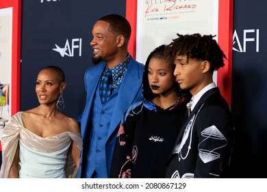 LOS ANGELES - NOV 14:  Jada Pinkett Smith, Will Smith, Willow Smith, Jaden Smith at the King Richard Premiere at the TCL Chinese Theater IMAX on November 14, 2021 in Los Angeles, CA
