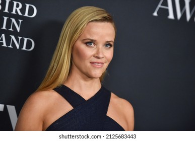 LOS ANGELES - NOV 15: Reese Witherspoon Arrives For The In Style Awards On November 15, 2021 In Los Angeles, CA