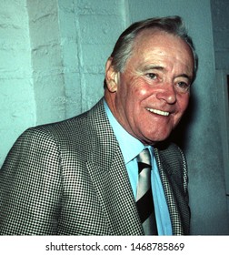 LOS ANGELES - November 13, 1992:  Actor Jack Lemmon Leaves Chasens Restaurant.