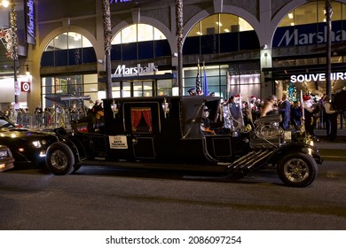 Los Angeles - November 28, 2021:
Selective Focus On Old Looking Dragster Vehicle In The Hollywood Christmas Parade