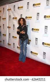 LOS ANGELES - OCT 8:  Linda Perry Arrives At The Gay, Lesbian And Straight Education Network  Respect Awards At Beverly Hills Hotel Theatre On October 8, 2010 In Beverly Hills, CA