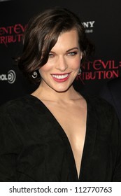 LOS ÁNGELES - SEP 12:  Milla Jovovich llega a "Resident Evil": Retribución" Premiere en Regal Cinemas L.A. Live el 12 de setiembre de 2012 en Los Ángeles, CA